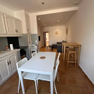 https://charmant-t2-en-plein-centre-ville-de.fr-provencehotel.com